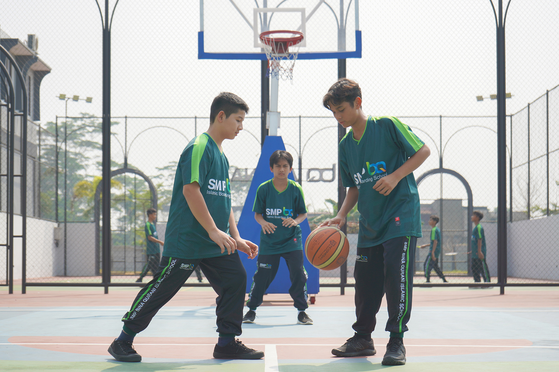 Santri bermain basket di lapangan sekolah