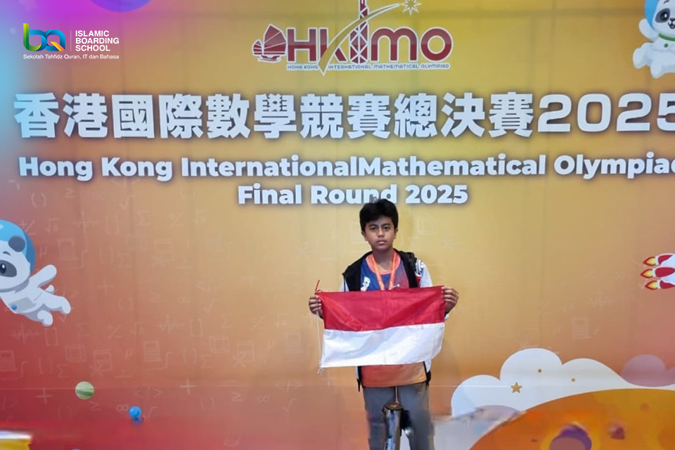 Ananda Ghifaree membentangkan bendera Indonesia di final HKIMO 2025