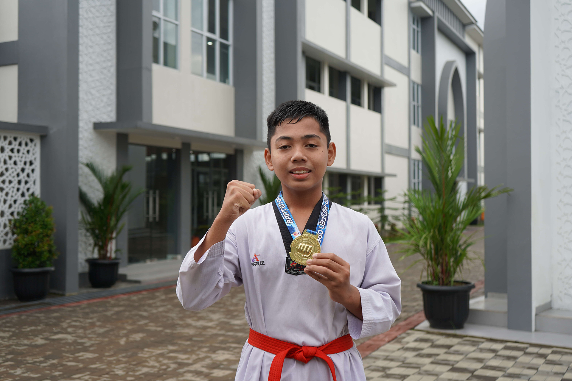Santri memamerkan medali taekwondo