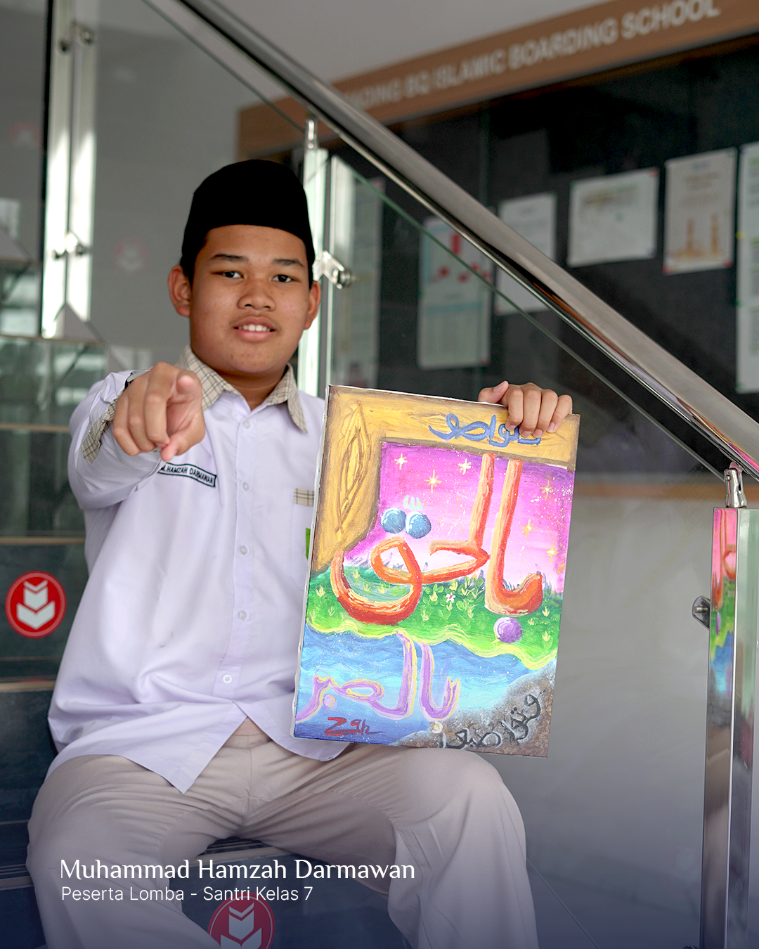 Muhammad Hamzah Darmawan memamerkan karya kaligrafinya