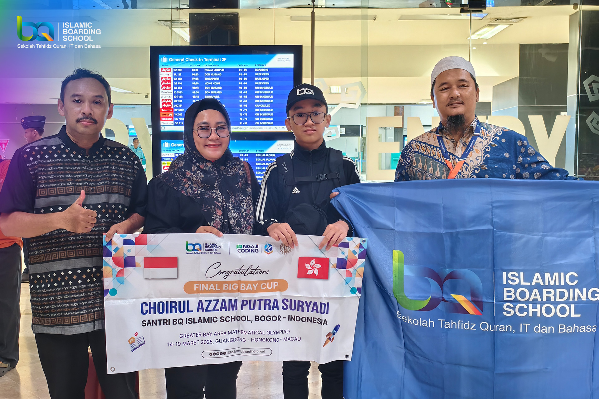 Choirul Azzam Putra Suryadi dan pendamping membentangkan spanduk ucapan selamat