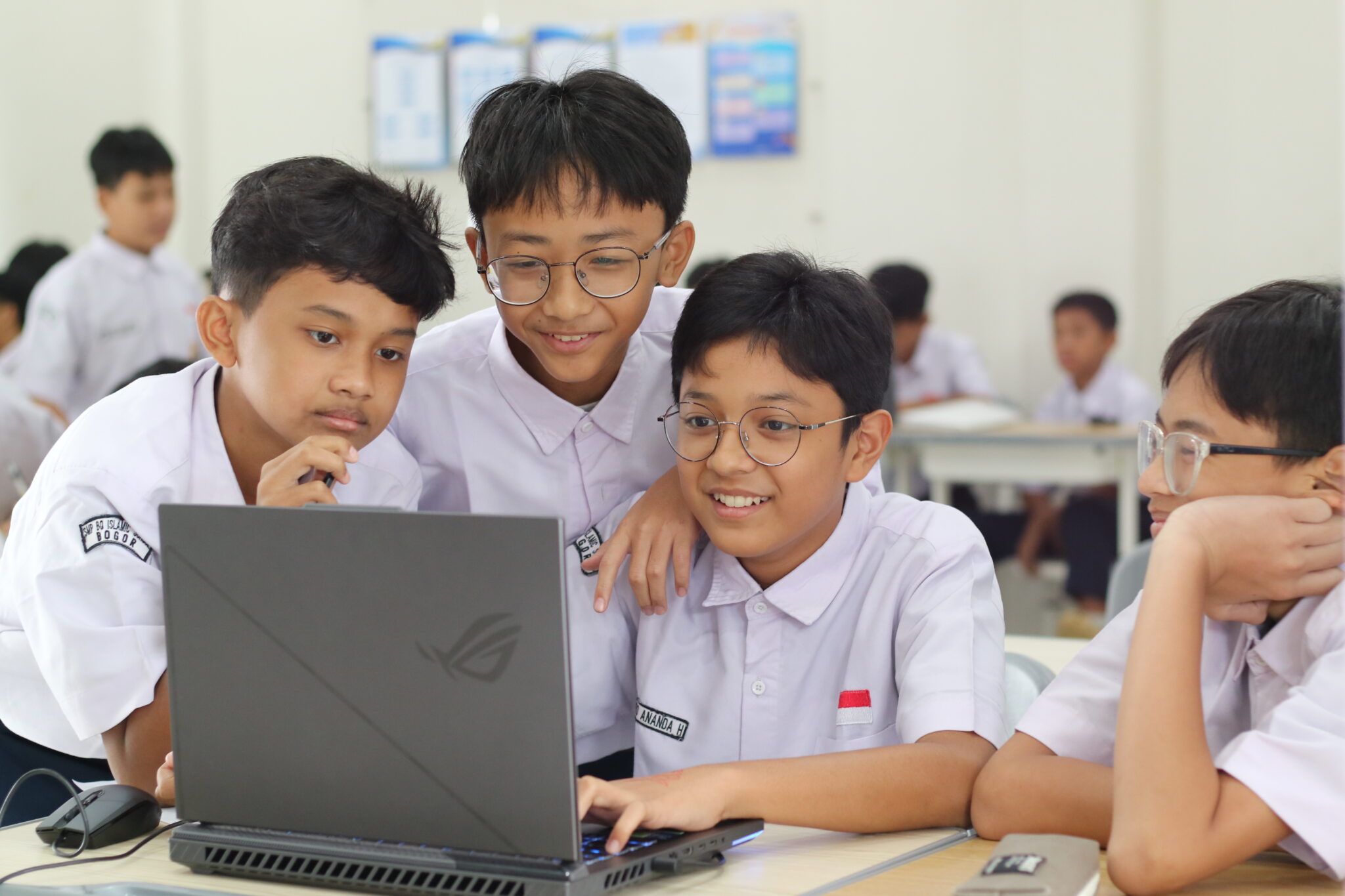 Santri belajar pemrograman bersama di depan laptop