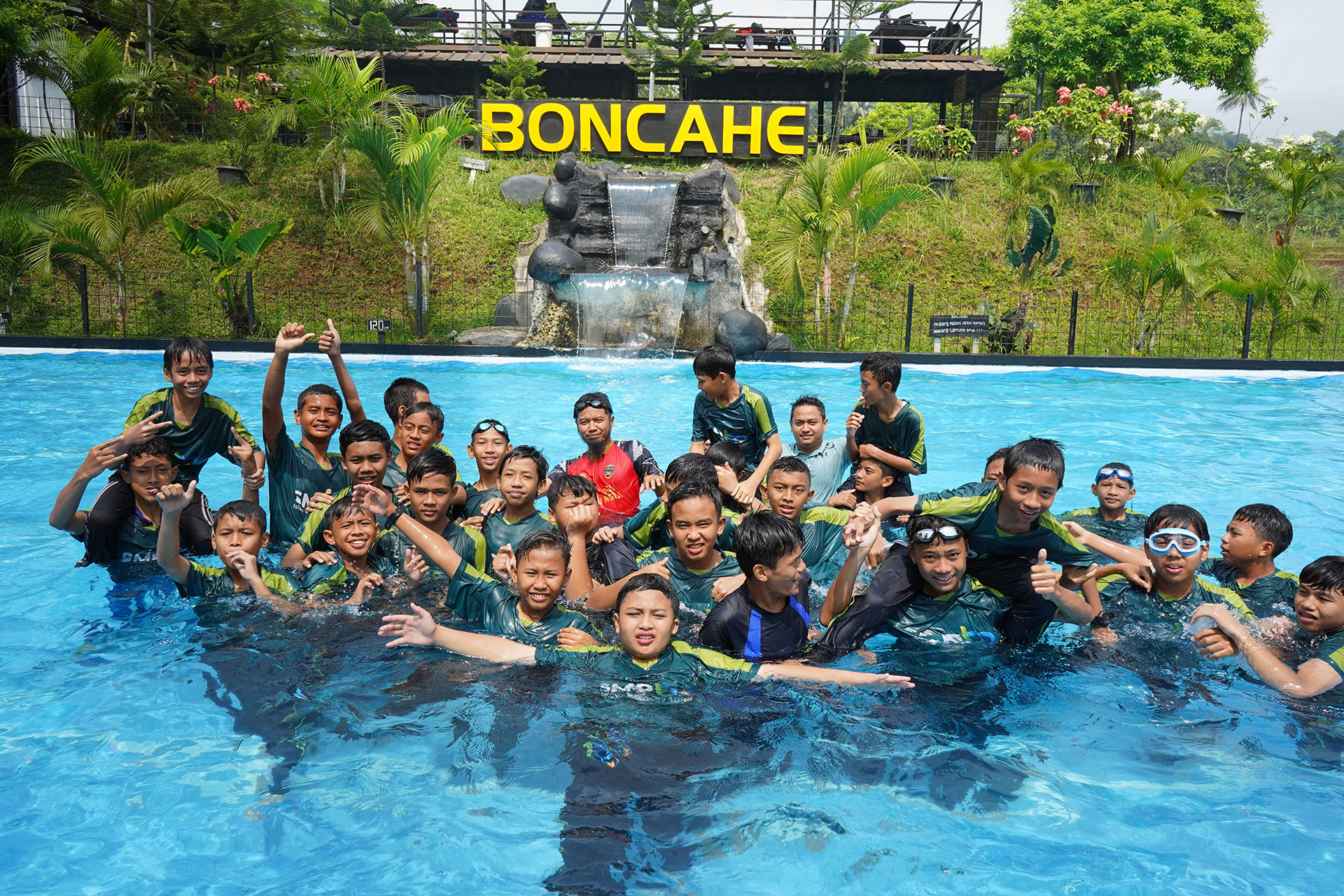 Santri berenang bersama di kolam renang Boncahe