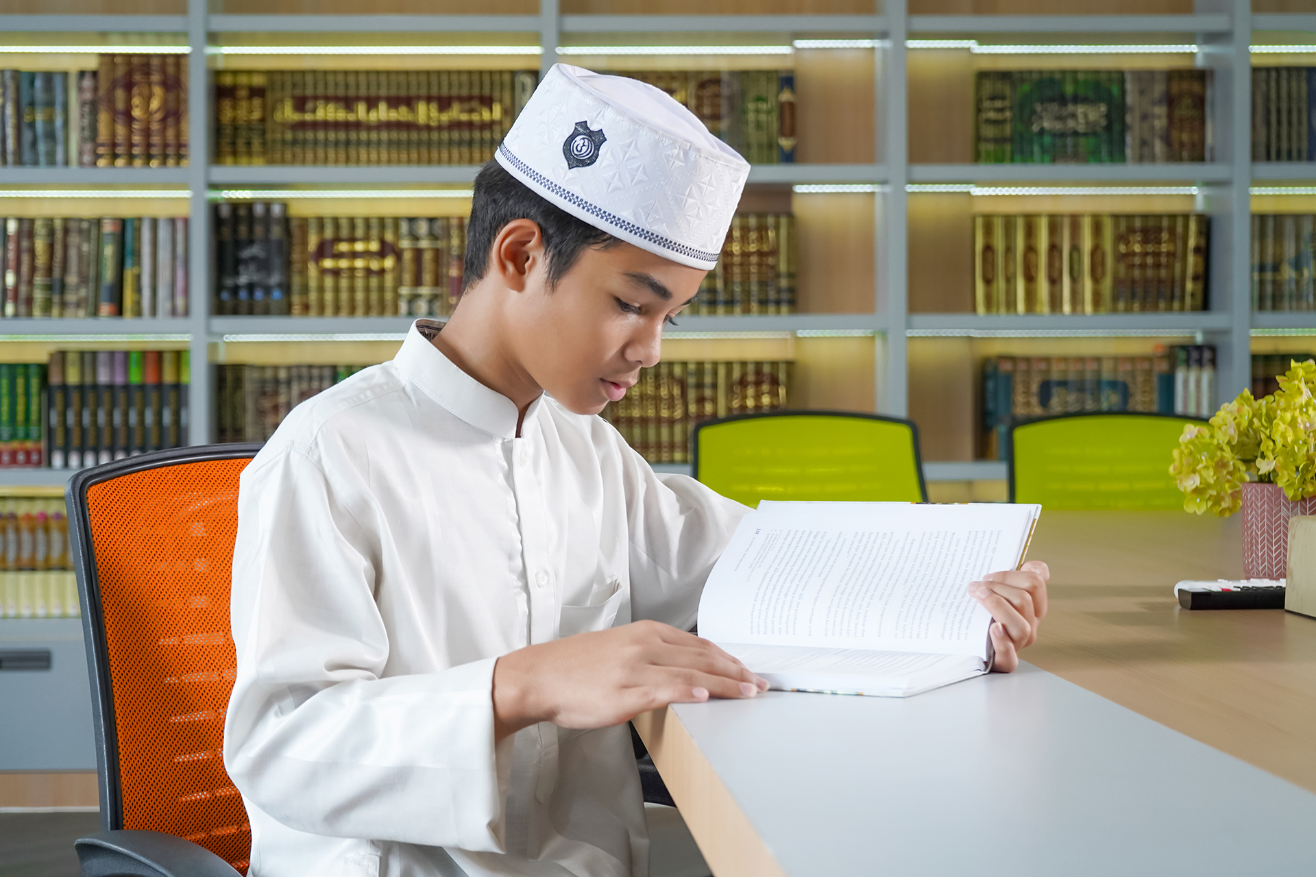 Santri membaca buku di perpustakaan