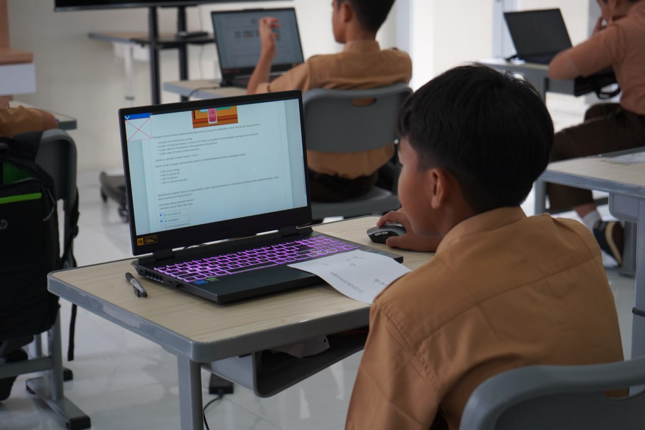 Santri mengerjakan soal ANBK di laptop