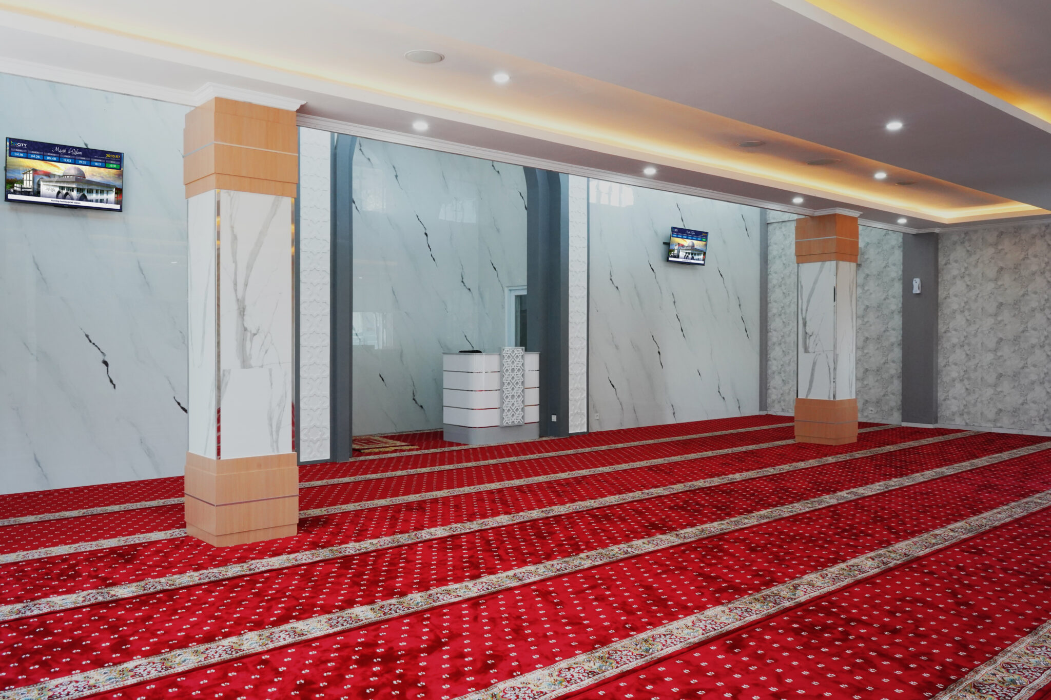 Ruang salat Masjid Al-Qalam berkarpet merah