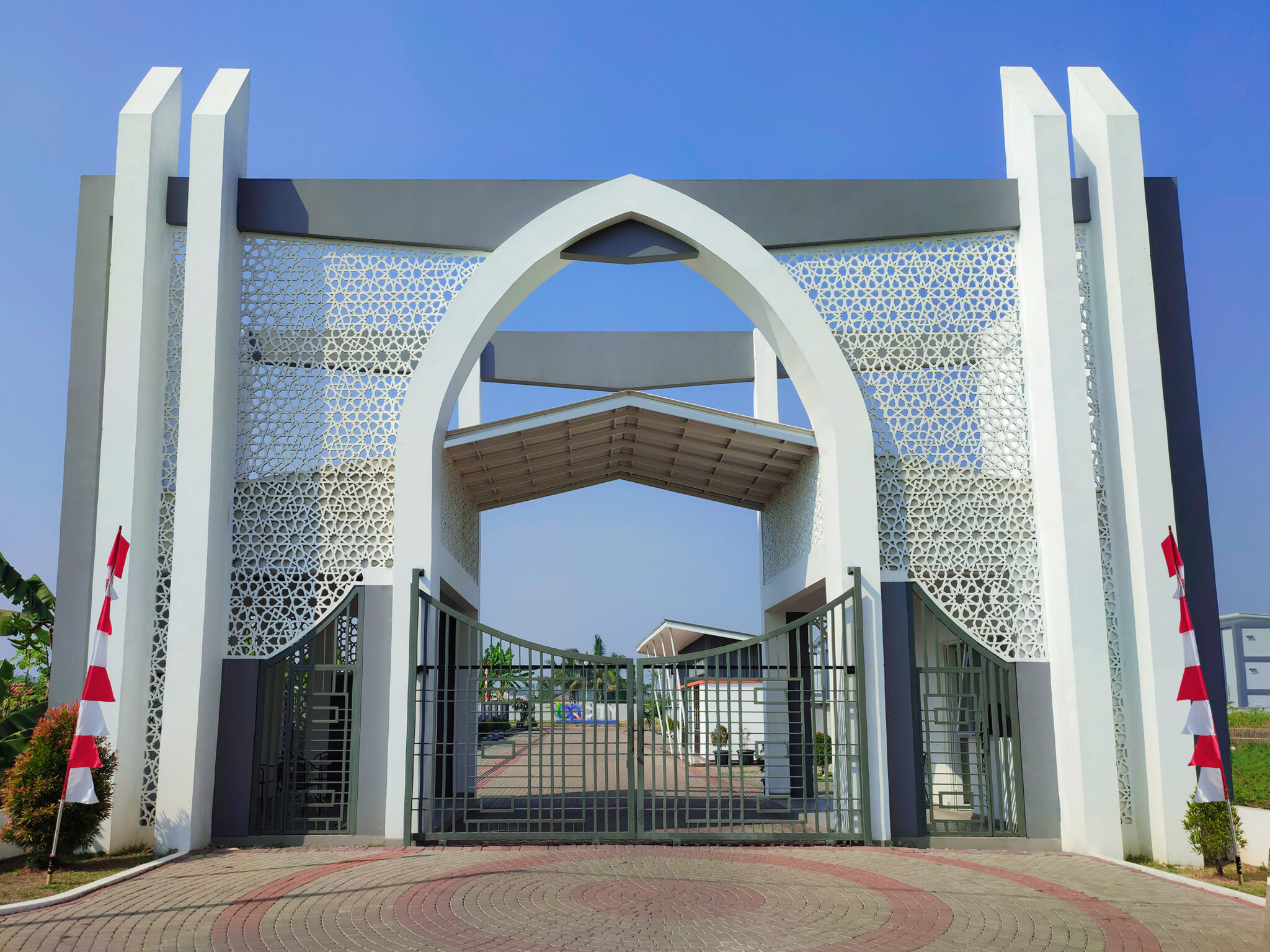 Gerbang utama BQ Islamic Boarding School