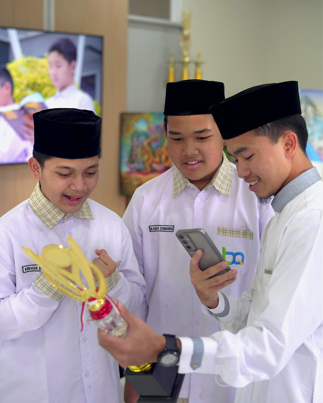 Delegasi kaligrafi SMP BQ mengamati piala juara 1