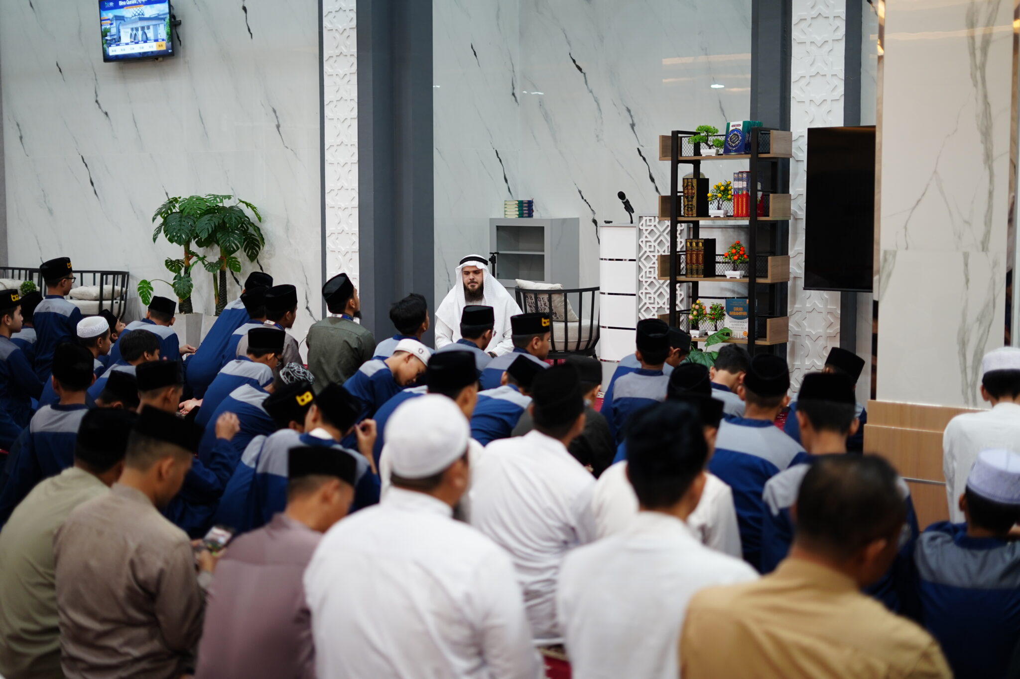 Santri mengikuti kegiatan Safari Ramadan di masjid