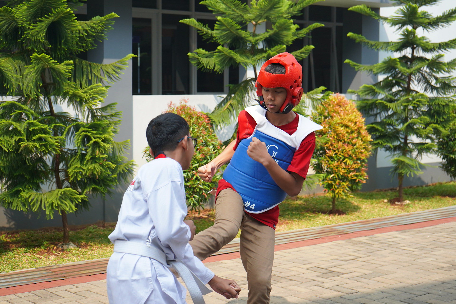 Dua santri berlatih taekwondo