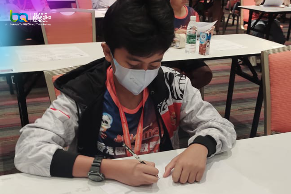 Ananda Ghifaree mengerjakan soal Hong Kong International Mathematical Olympiad