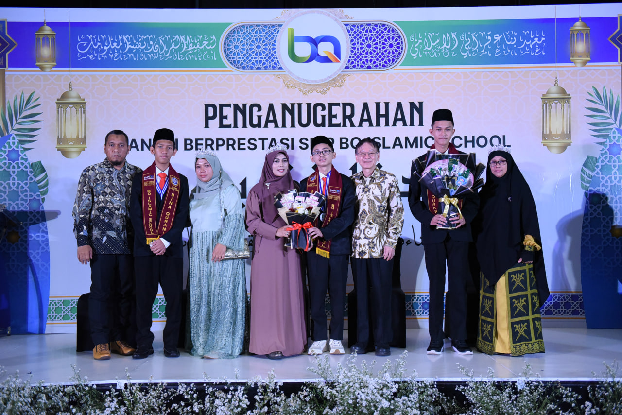 Santri berprestasi berfoto bersama guru dan orang tua di panggung