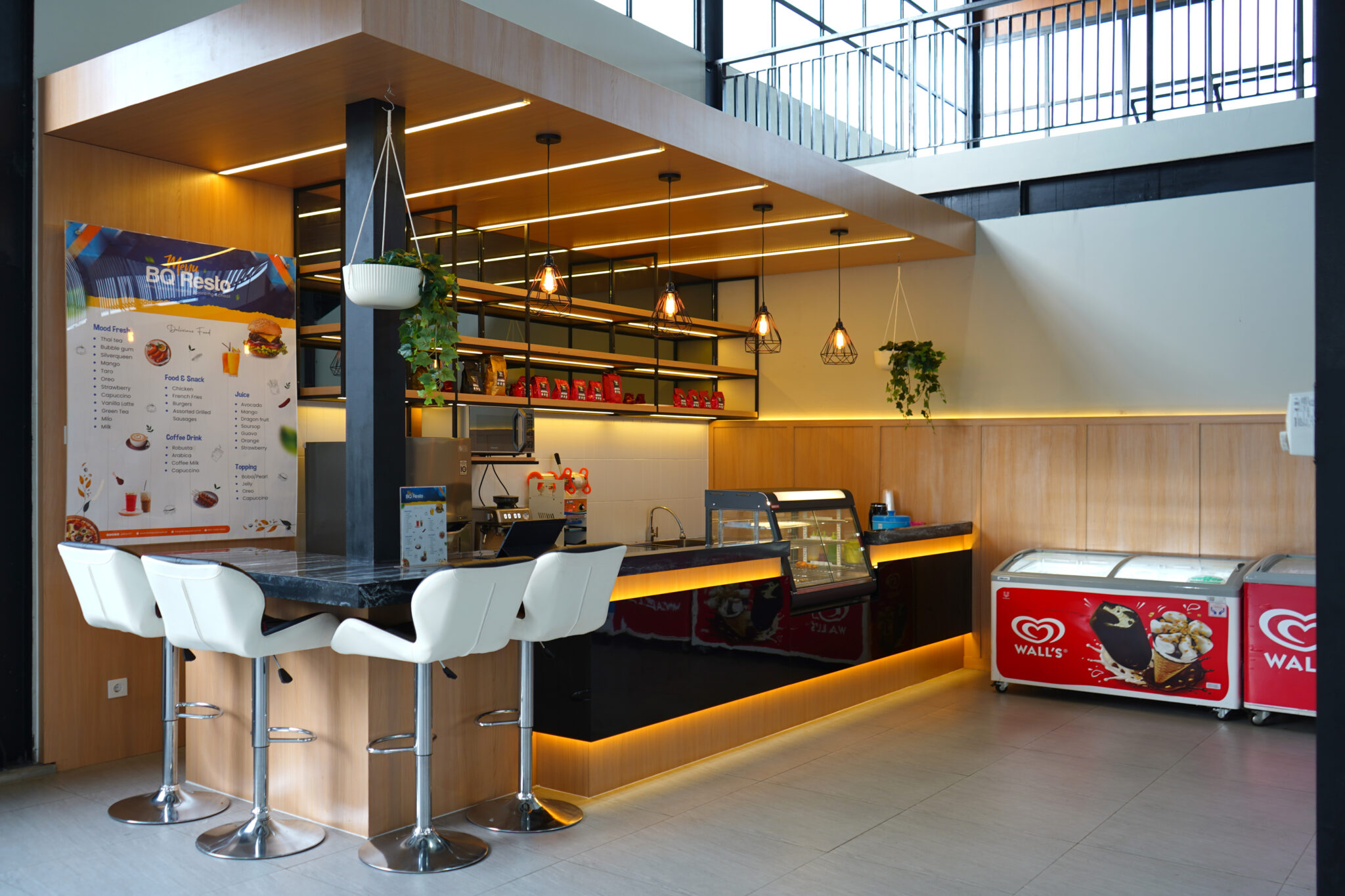 Meja bar di BQ Resto