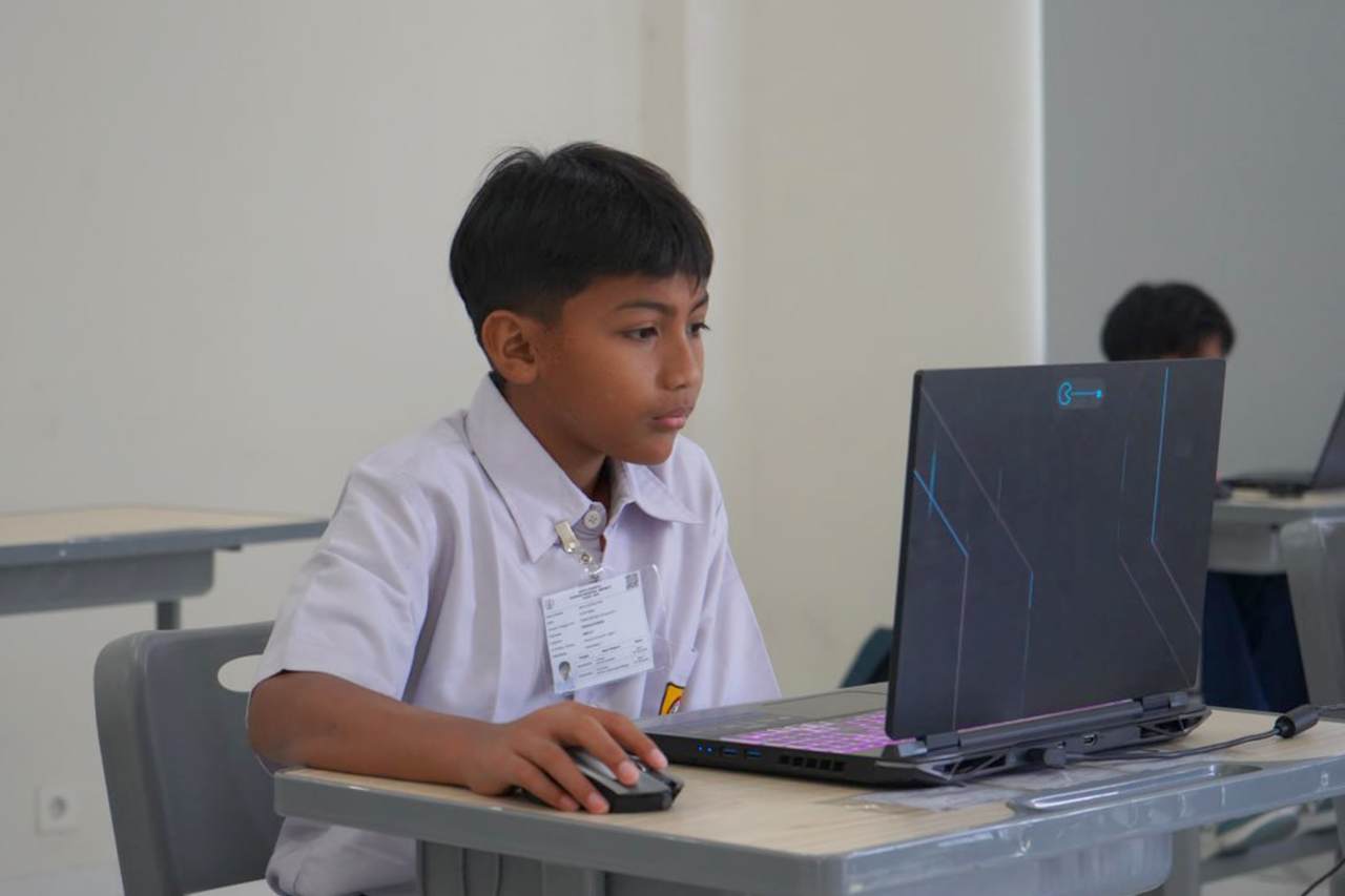 Santri mengerjakan ANBK dengan laptop