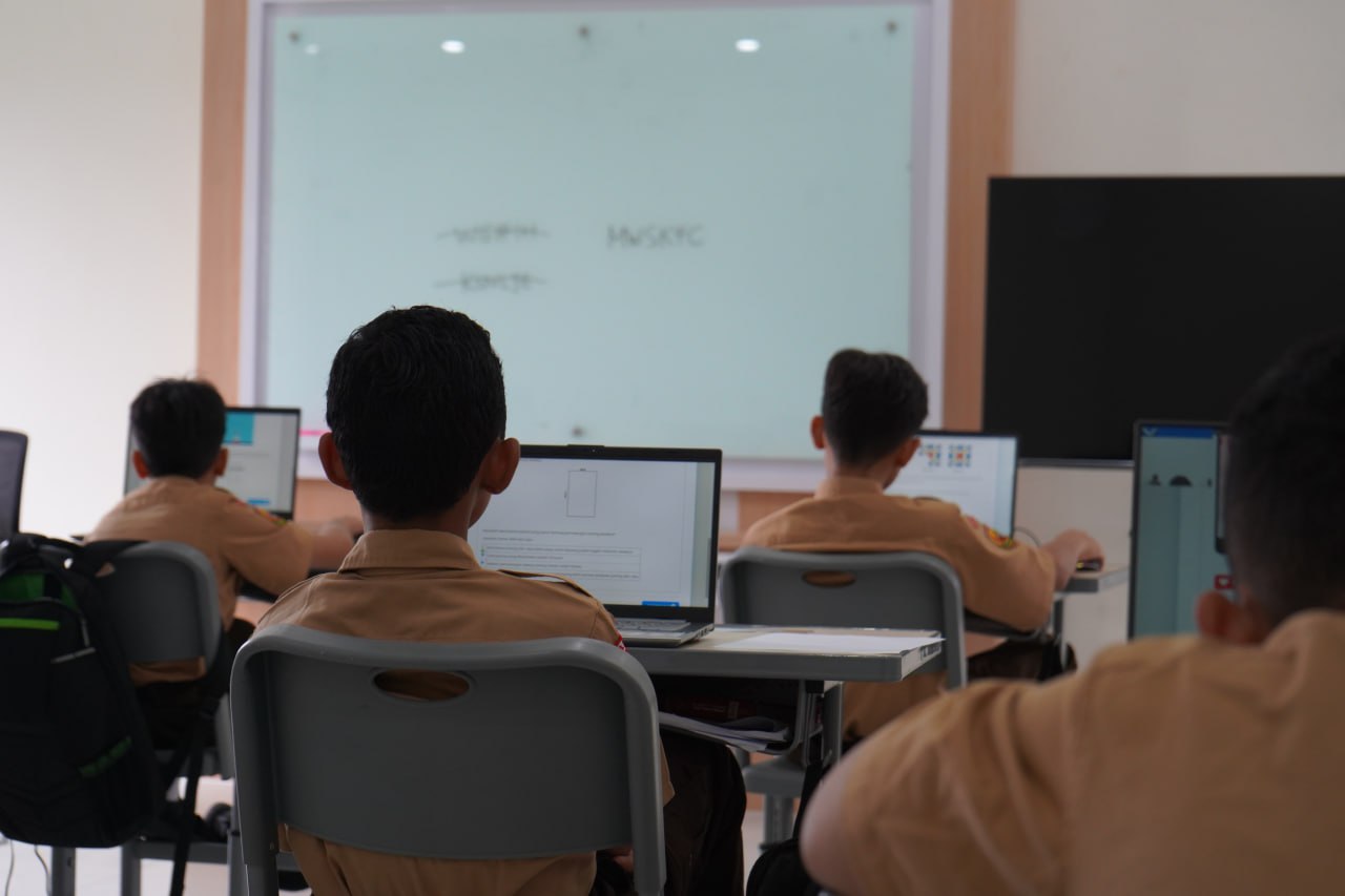 Santri mengikuti ANBK di ruang kelas