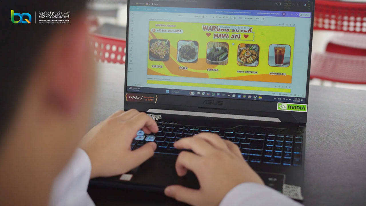 Santri menyelesaikan desain spanduk di laptop