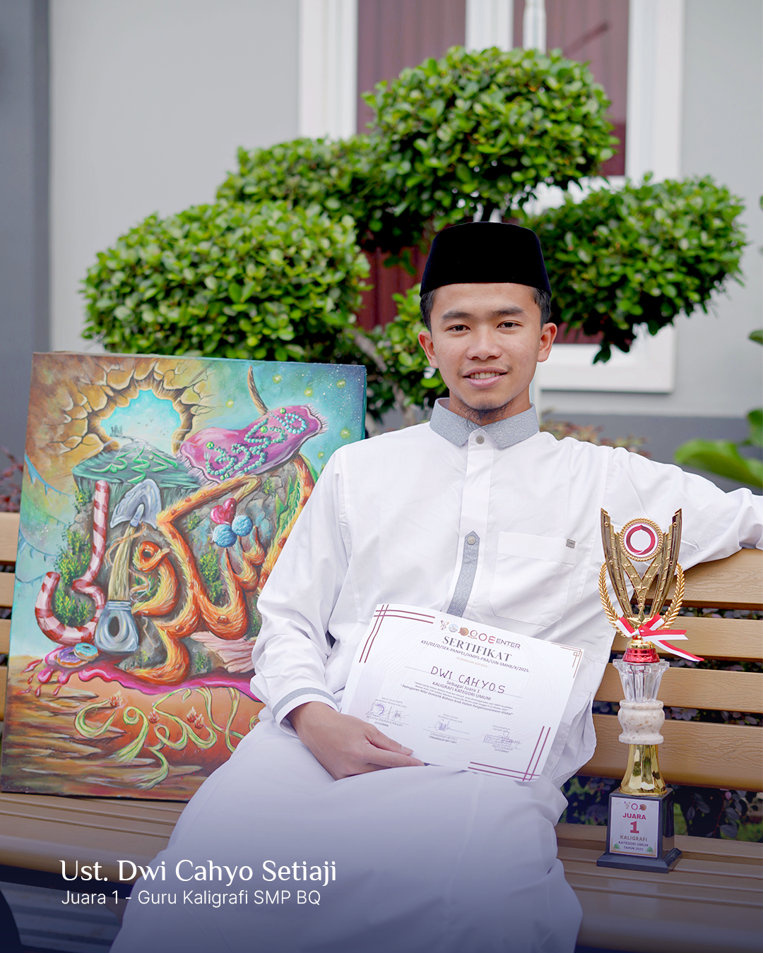 Ust. Dwi Cahyo Setiaji bersama karya kaligrafi dan piala juara 1