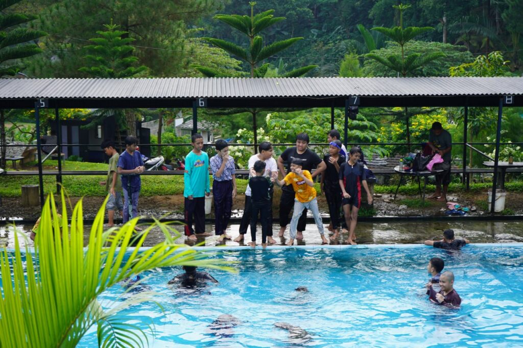 Serunya-Kegiatan-Santri-Berenang-di-Kolam-Bocahe-Kebon-Camara-Hejo-Bogor2