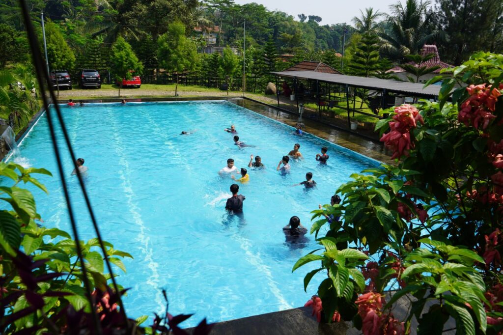 Serunya-Kegiatan-Santri-Berenang-di-Kolam-Bocahe-Kebon-Camara-Hejo-Bogor3