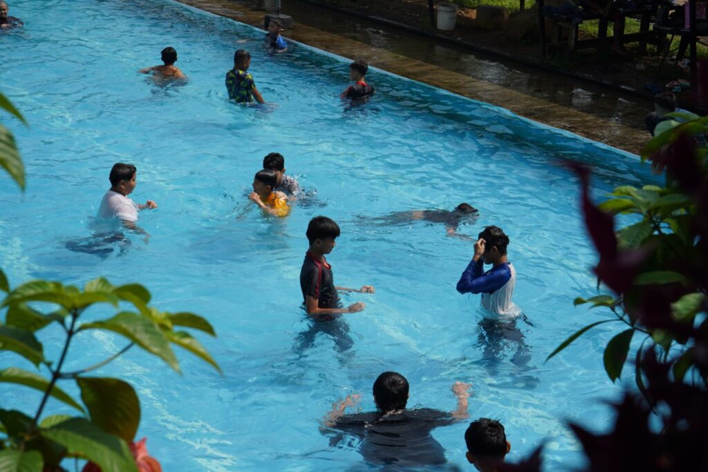 Serunya-Kegiatan-Santri-Berenang-di-Kolam-Bocahe-Kebon-Camara-Hejo-Bogor4